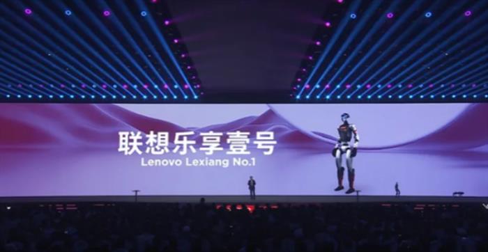 联想首位硅基员工“联想乐享壹号”机器人亮相：表演太极拳行云流水