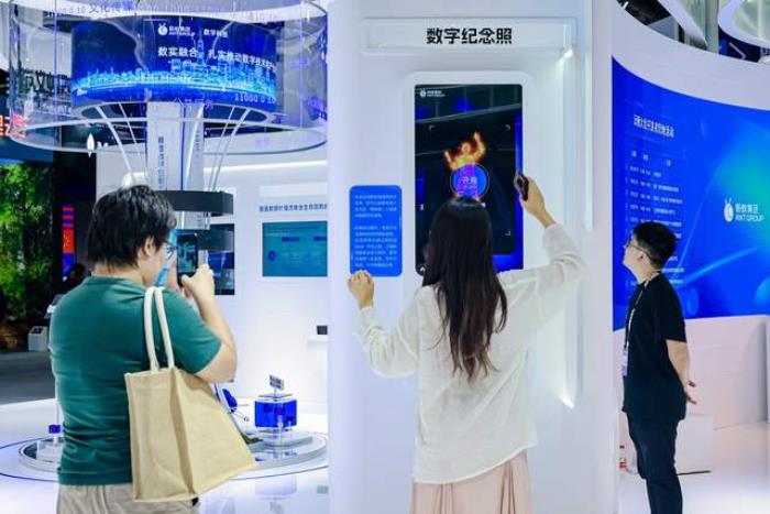 探营云栖大会黑科技:动嘴就能做网站,给灵感就能制作海报