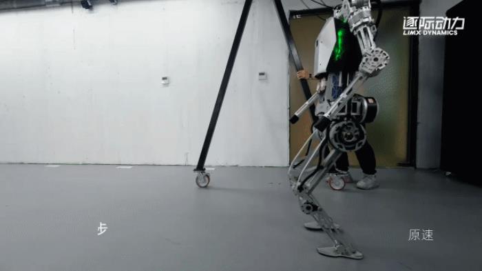 逐际动力张力:人形机器人应该代替人类,而不是代替工具 | 中国AIGC产业峰会