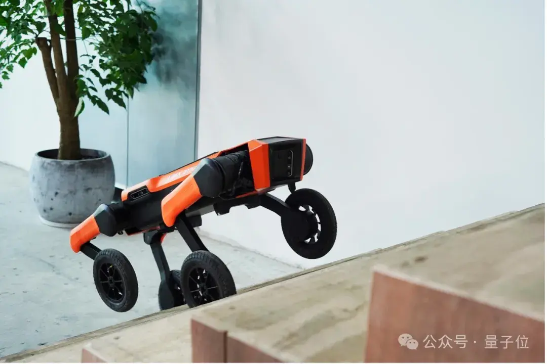 逐际动力张力:人形机器人应该代替人类,而不是代替工具 | 中国AIGC产业峰会