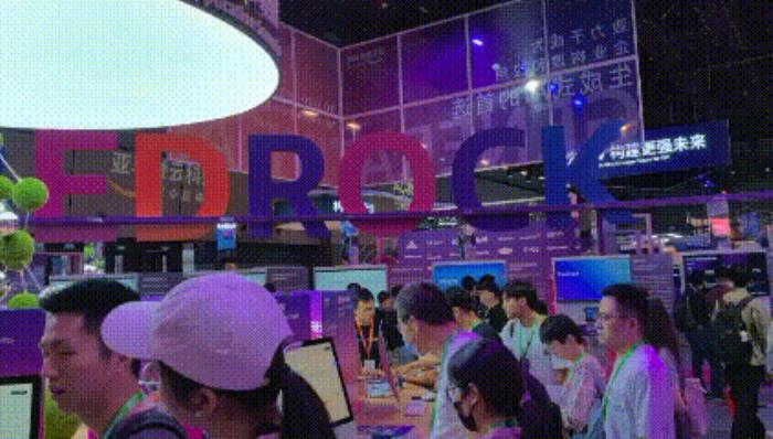16家头部大模型公司上海神秘碰头,现场人挤人人人