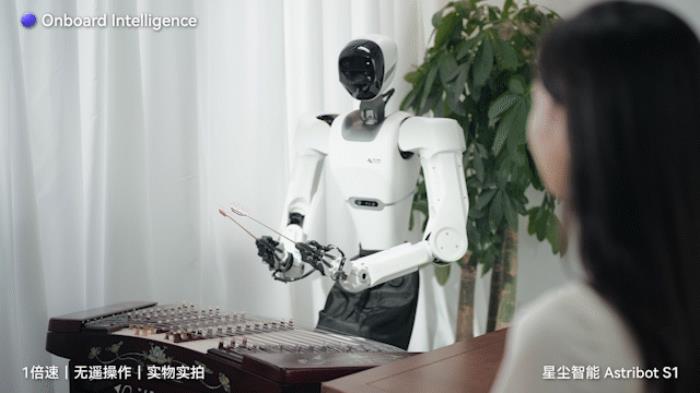 国产AI机器人好超前…弹琴泡茶打咏春,还能撸猫??
