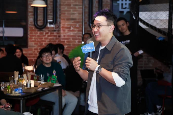 知乎整了场“AI上头俱乐部”学术酒吧,李开复看好中国大模型未来