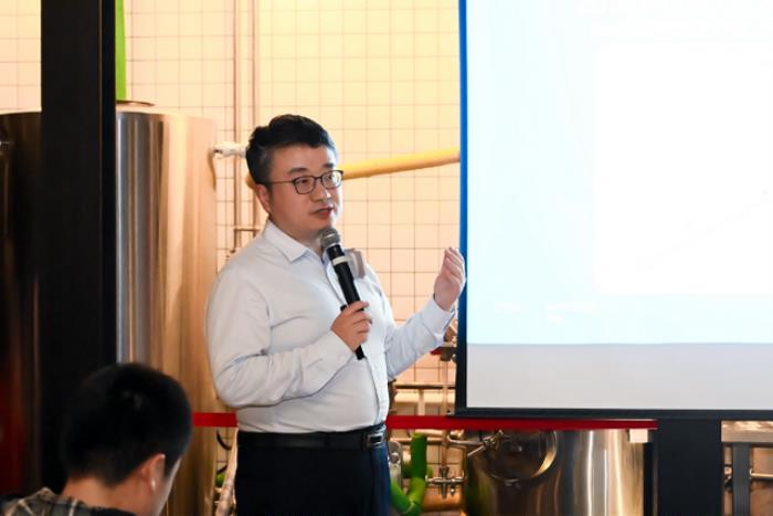 知乎整了场“AI上头俱乐部”学术酒吧,李开复看好中国大模型未来