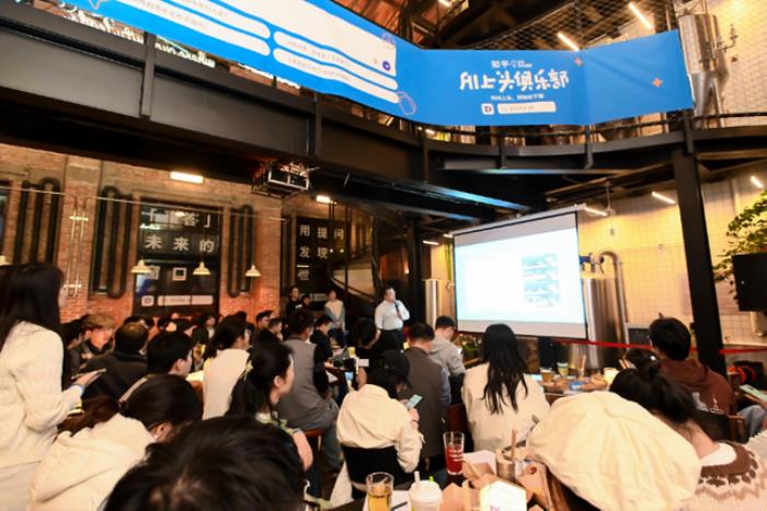 知乎整了场“AI上头俱乐部”学术酒吧,李开复看好中国大模型未来