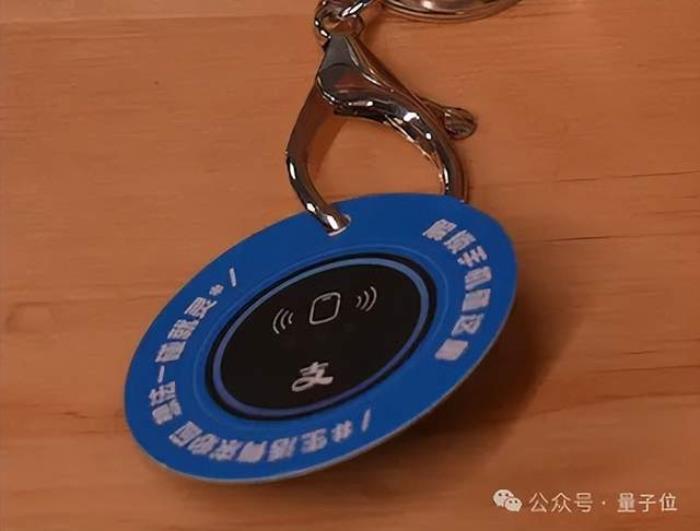 什么?程序员礼盒还自带大模型彩蛋,碰一下就可触发