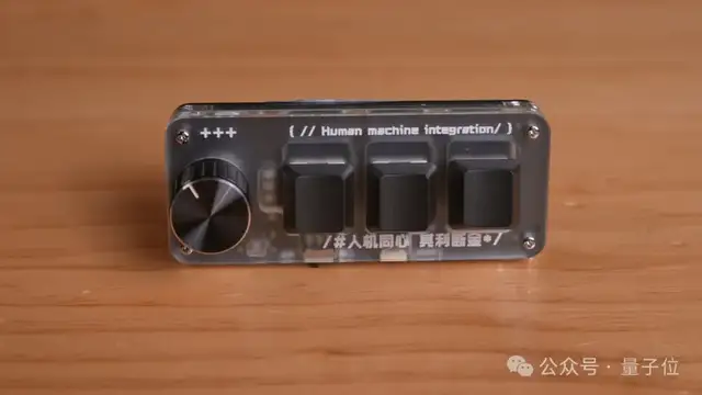 什么?程序员礼盒还自带大模型彩蛋,碰一下就可触发