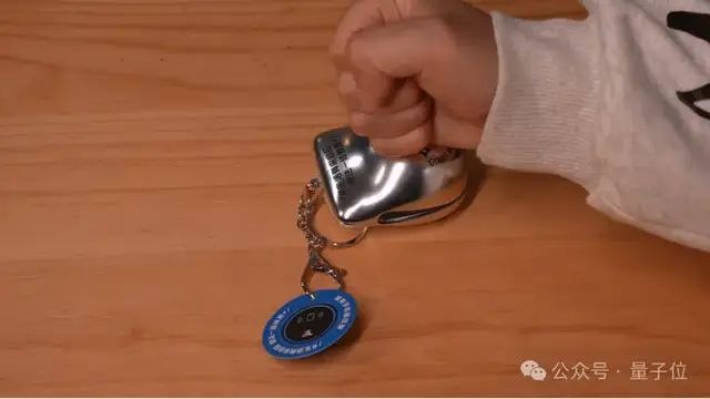 什么?程序员礼盒还自带大模型彩蛋,碰一下就可触发