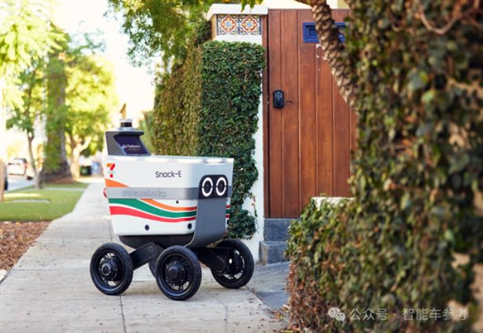 全球首例！Robotaxi与机器人街头相撞 沉默一分钟淡定离场