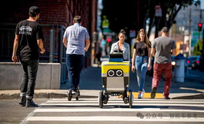 全球首例！Robotaxi与机器人街头相撞 沉默一分钟淡定离场