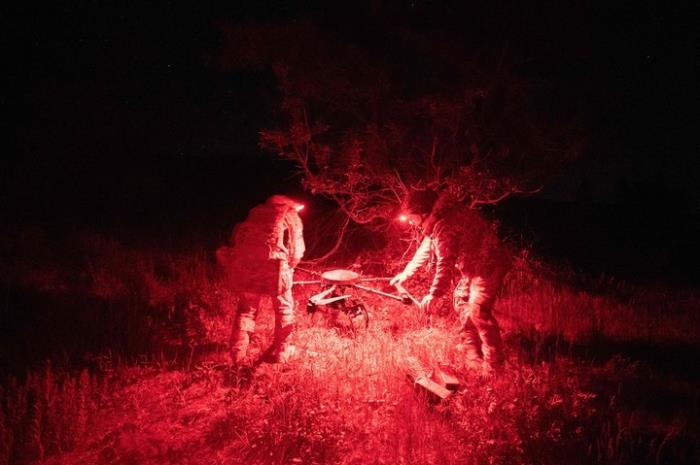 2024年5月1日，乌克兰军队的士兵在前线执行完任务飞行后检查一架无人机。