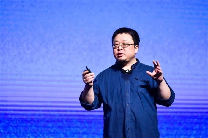 相关人士回应罗永浩创业做手机：先做AIOS 接着做AI手机