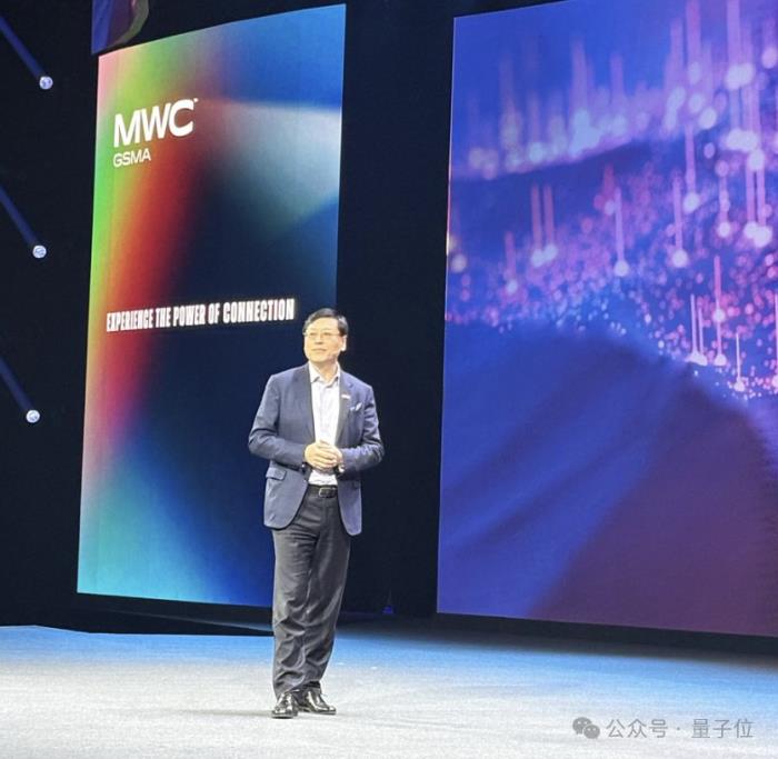 对话杨元庆:未来1年端侧AI提升3倍性能,“这是短期内保守估计”丨直击MWC 2025