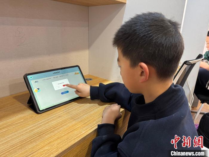2月22日，学生在AI自习室使用智能设备学习。　赵丹媚 摄