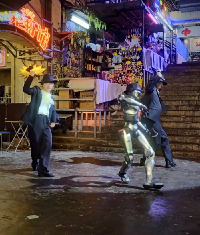 只要8.8万！众擎机器人挑战《功夫》斧头舞：周星驰都得服