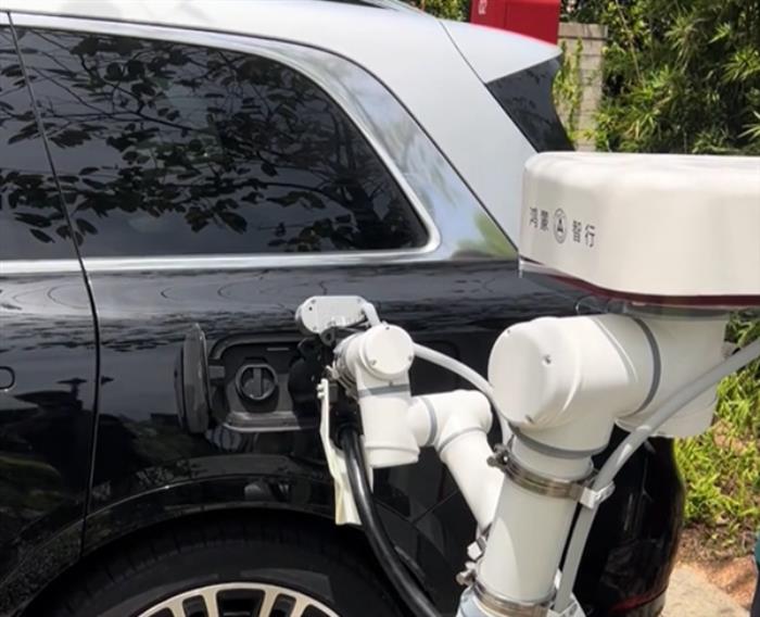 问界M9车主体验华为自动充电机器人：有点慢、但很稳