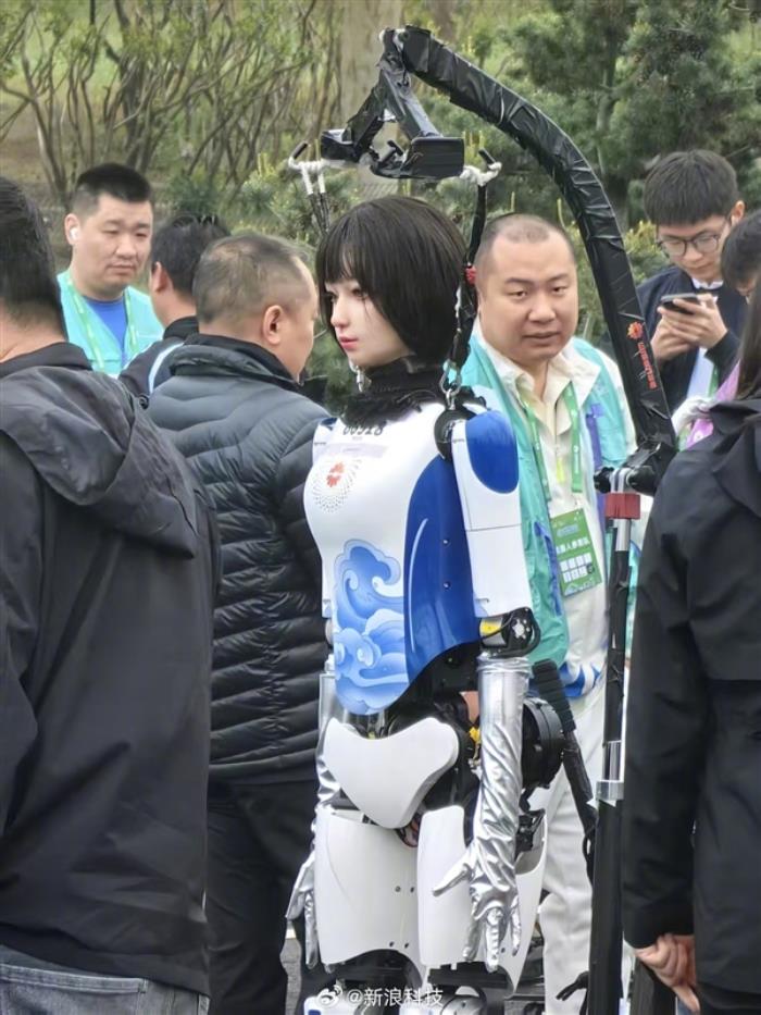 全球首场！人形机器人马拉松在北京开跑