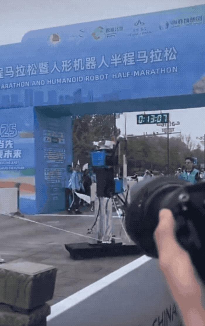 一场马拉松扒光了中国机器人的底裤 属实有点幽默了
