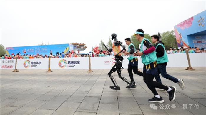 人形机器人半马冠军 为什么会选择全尺寸