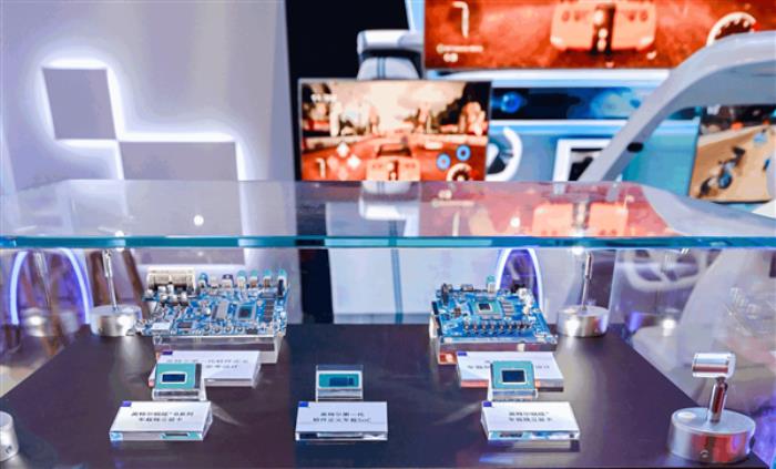 英特尔发布第二代AI增强SDV SoC：车企自由度更高 AI性能提升10倍