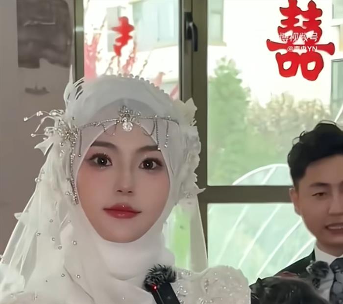 新娘因长相太美被质疑AI换脸 拍摄者：娘家美女如云